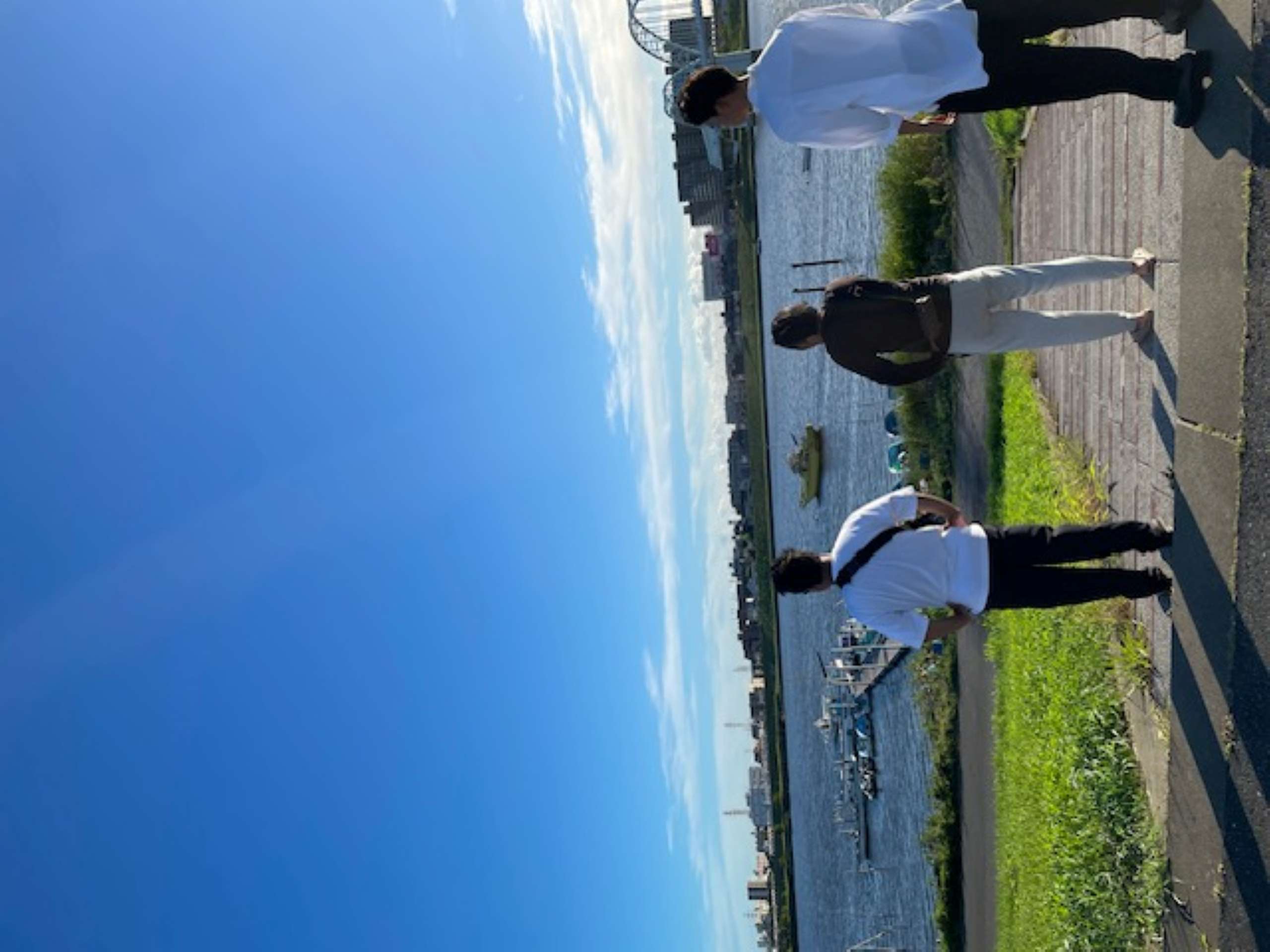 船着き場を見る人達