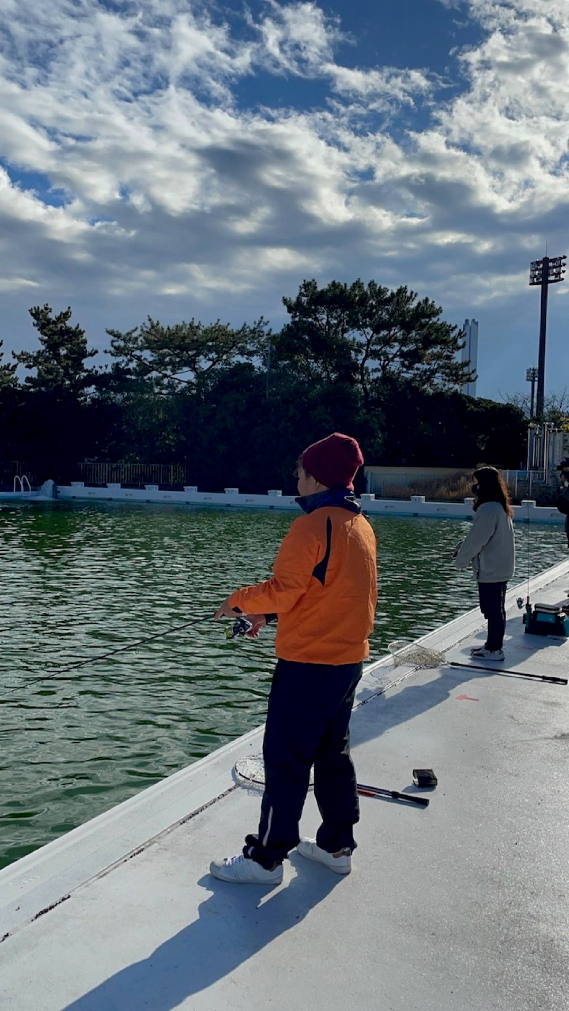 管理釣り場で釣りをする人