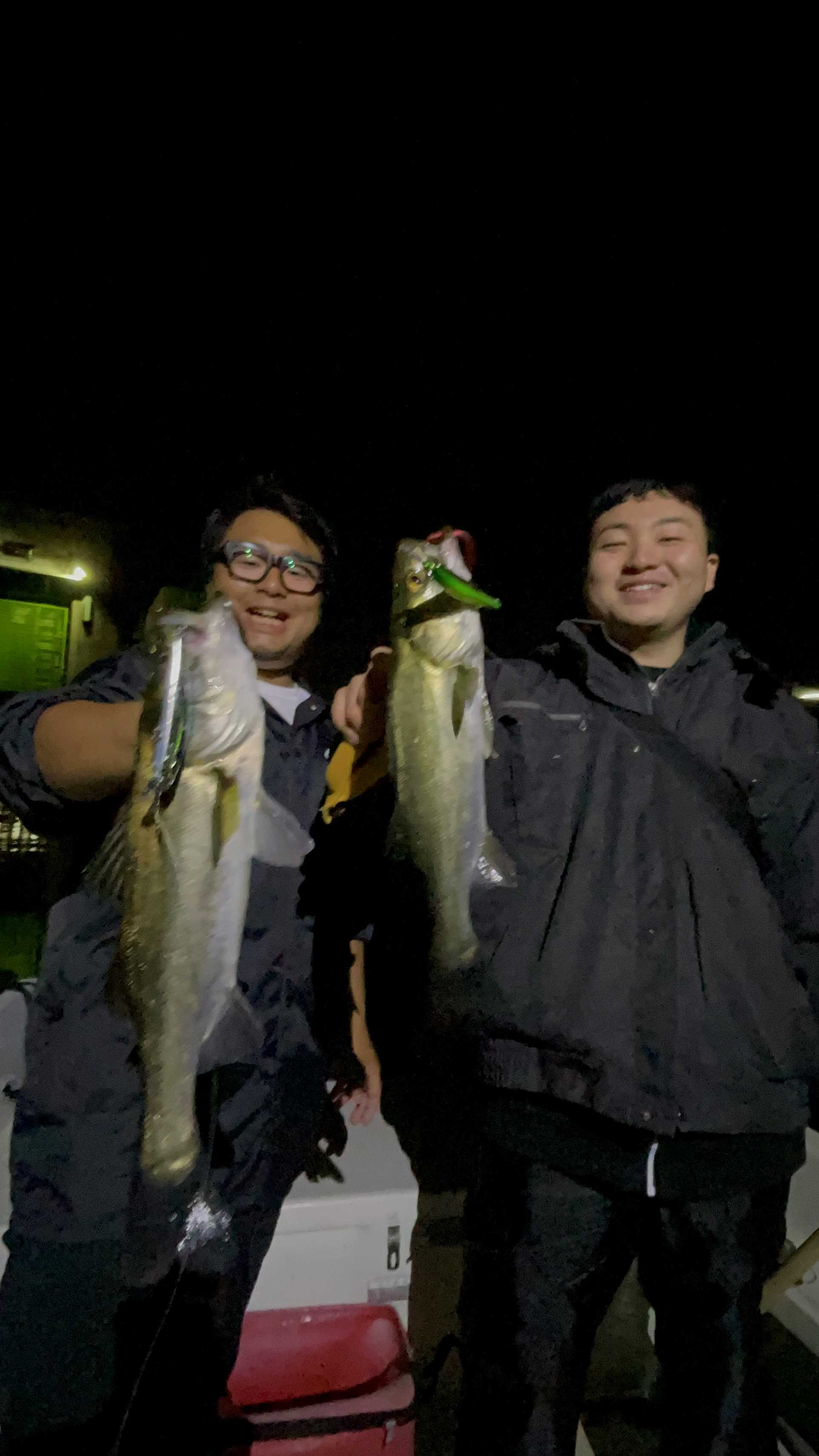 魚を釣り上げた男二人