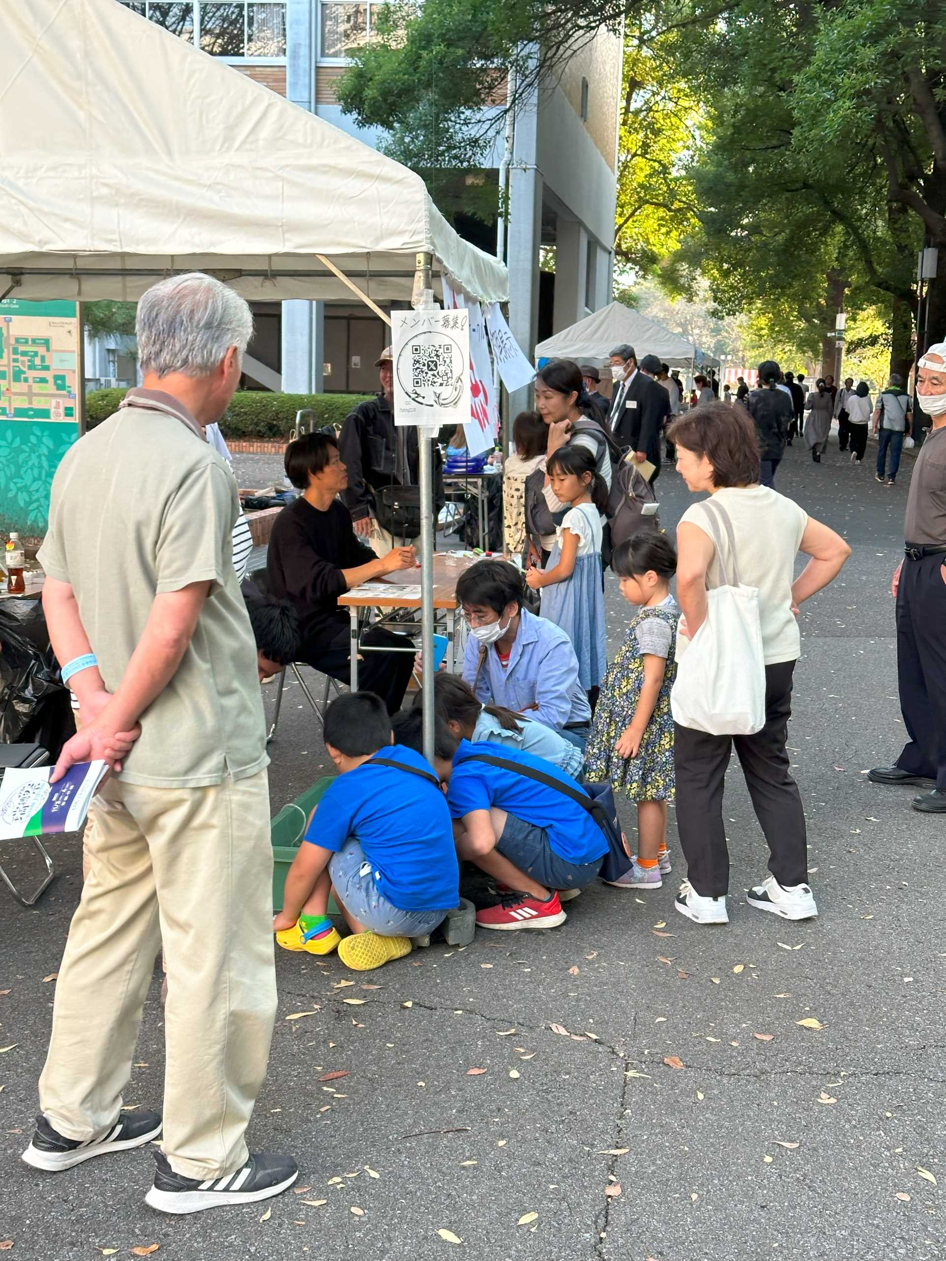 金魚すくいを楽しむ人々