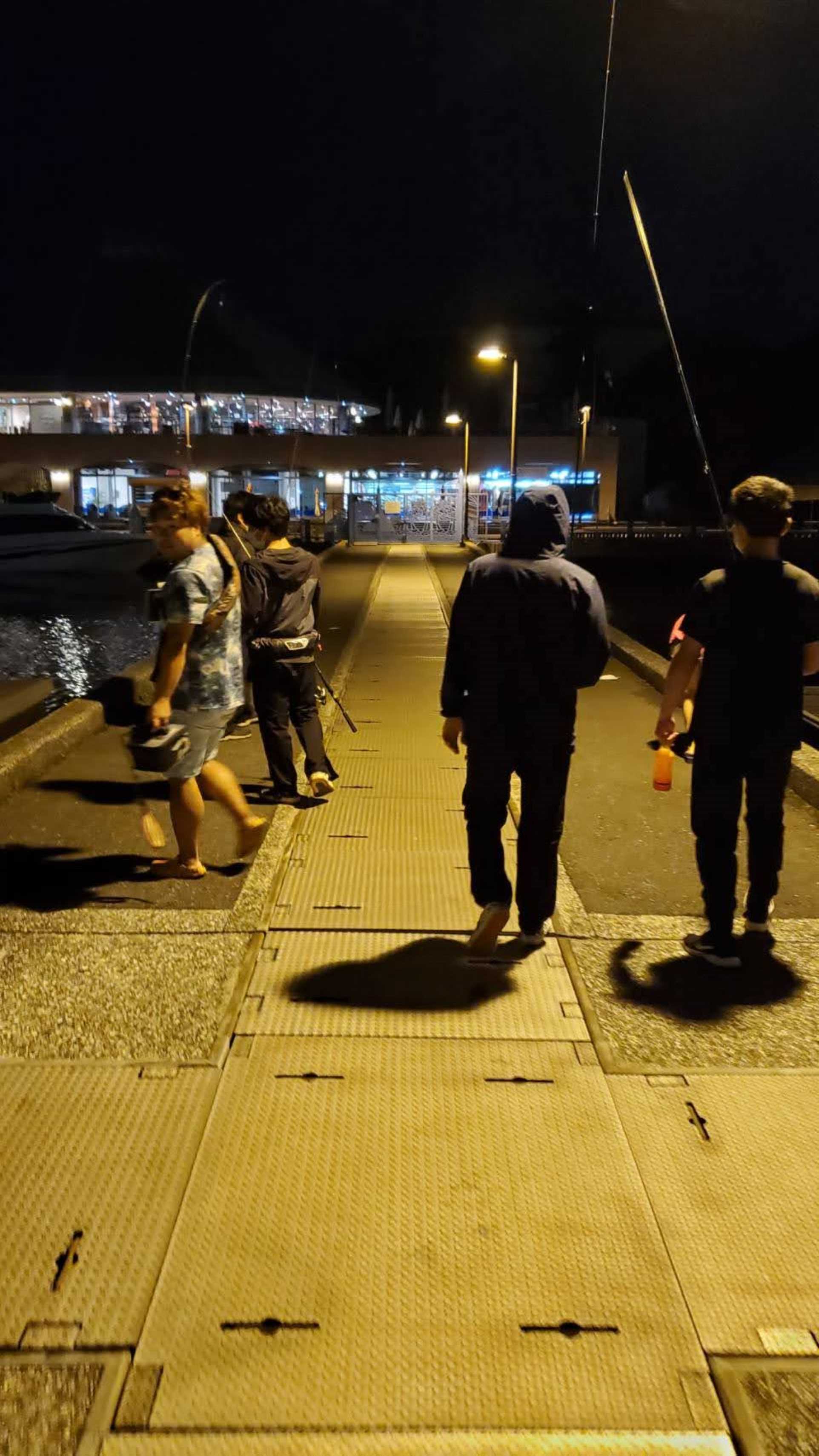 釣りに向かう人たち